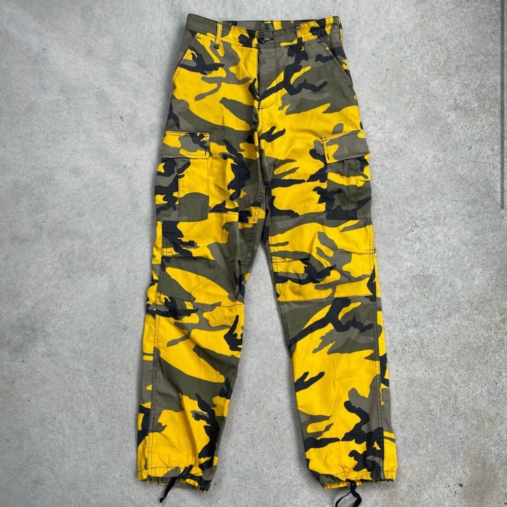 NWOT YELLOW CAMO CARGO PANT